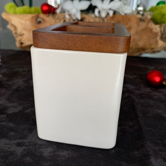 Rae Dunn Christmas Container ‘SEASON’S GREETINGS’ - Picture 3 of 3